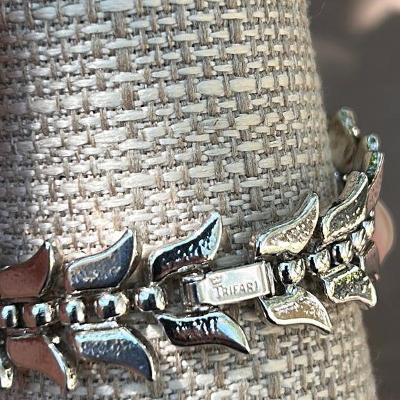 Trifari Silver Leaves Bracelet - Picture 12 of 15